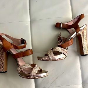EUC Vince Camuto Gold/ Tan Blocked Heels Sz 10